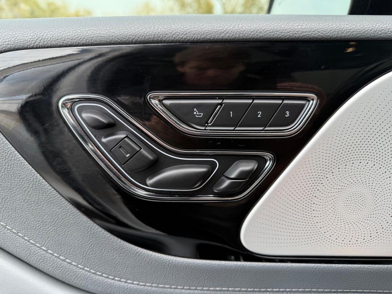 Lincoln Aviator Vehicle Full-screen Gallery Image 16