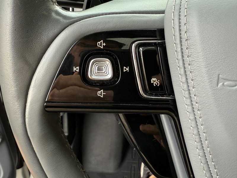 Lincoln Aviator Vehicle Full-screen Gallery Image 17