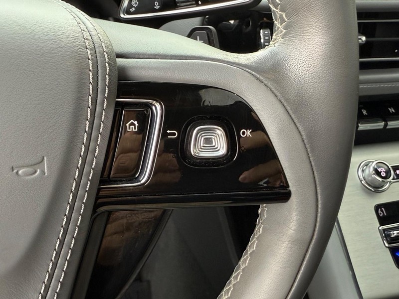 Lincoln Aviator Vehicle Full-screen Gallery Image 18