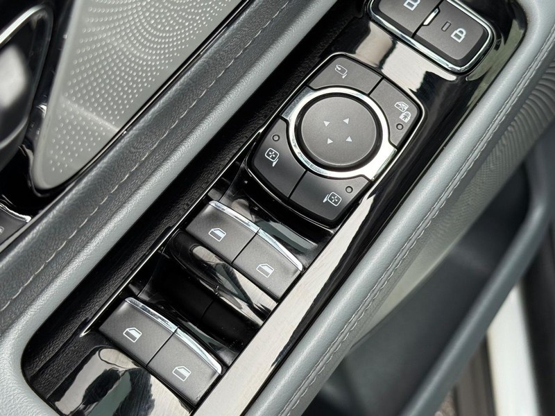 Lincoln Aviator Vehicle Full-screen Gallery Image 22