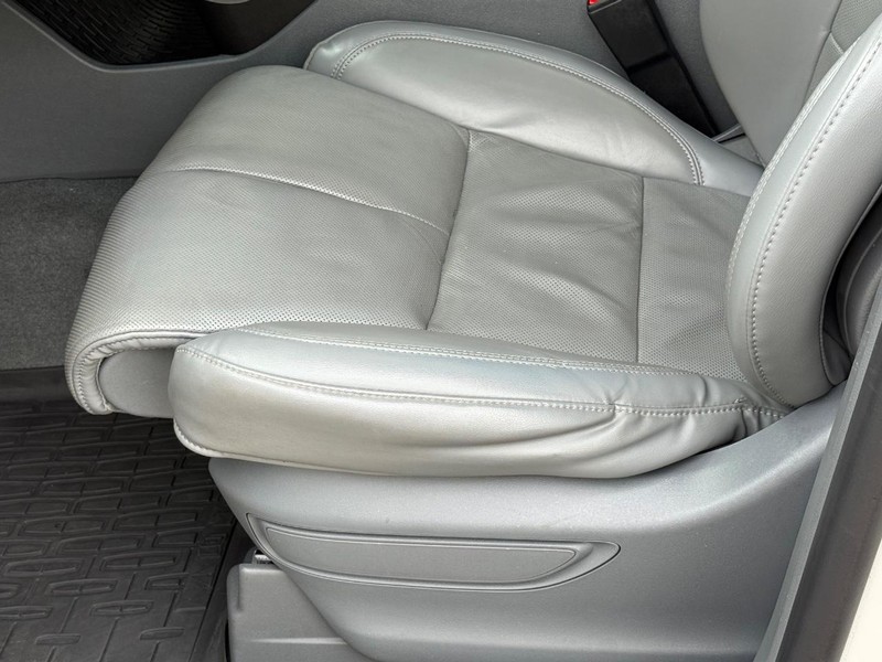 Lincoln Aviator Vehicle Full-screen Gallery Image 24