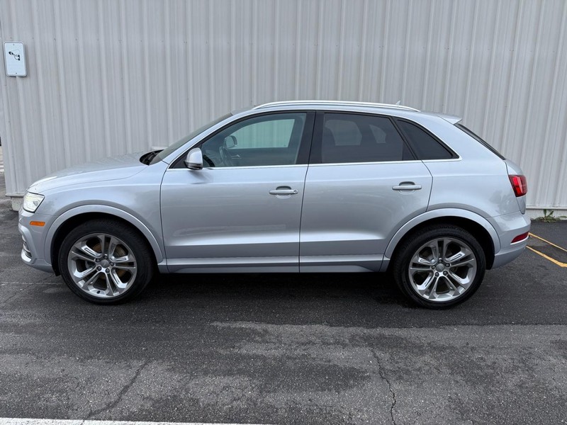 Audi Q3 Vehicle Full-screen Gallery Image 2