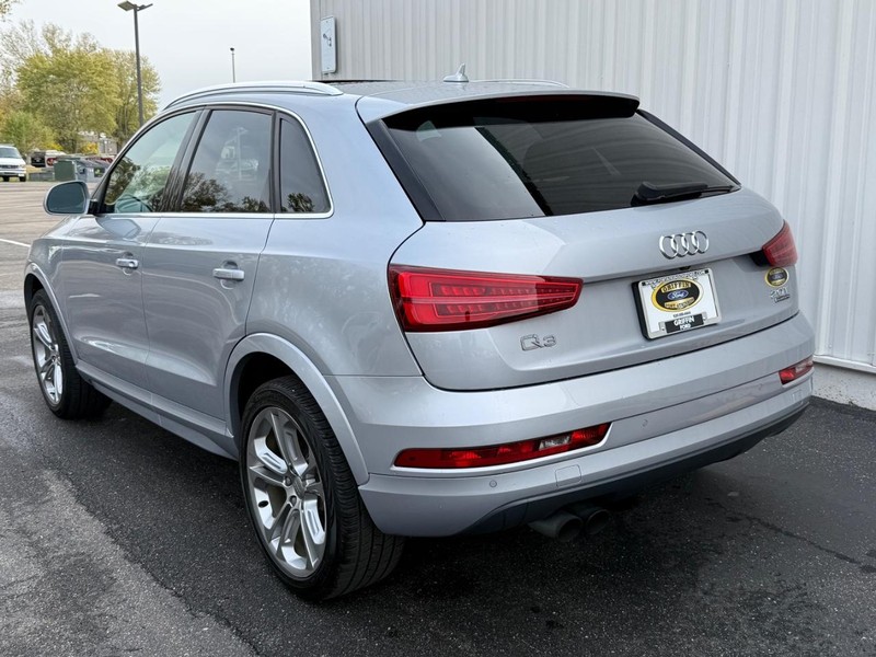 Audi Q3 Vehicle Full-screen Gallery Image 3