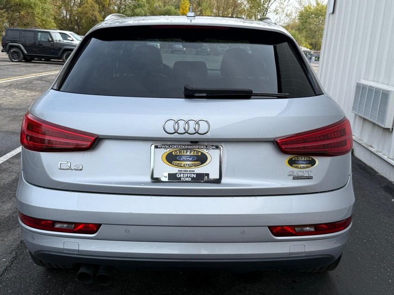 Audi Q3 Vehicle Full-screen Gallery Image 4