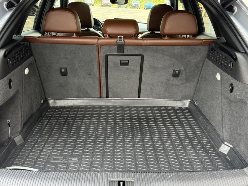 Audi Q3 Vehicle Full-screen Gallery Image 5