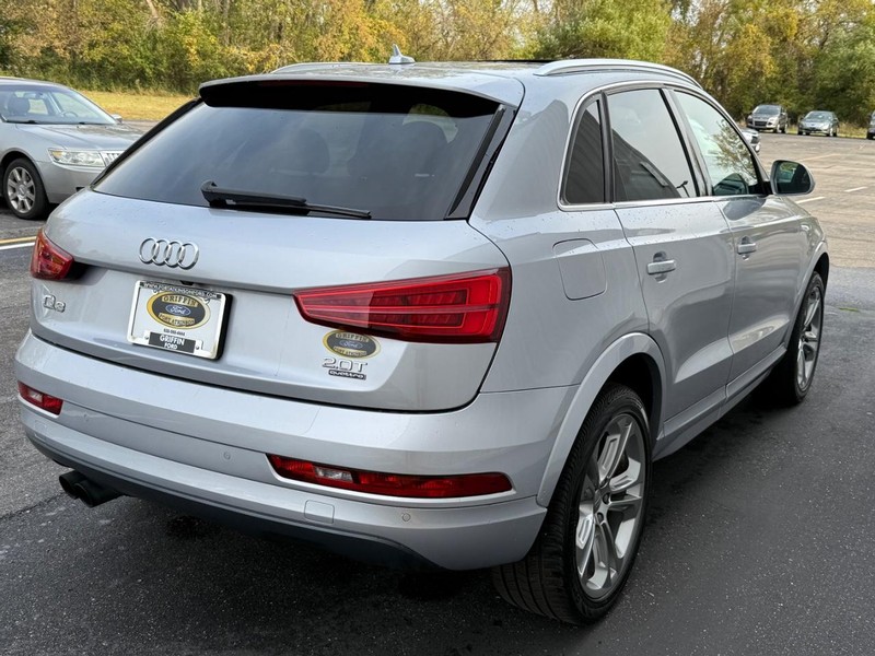 Audi Q3 Vehicle Full-screen Gallery Image 6
