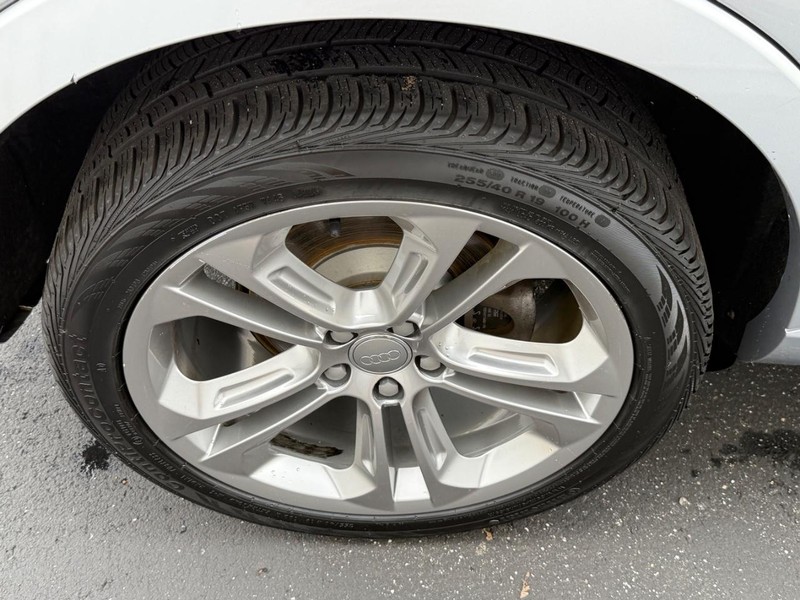 Audi Q3 Vehicle Full-screen Gallery Image 7