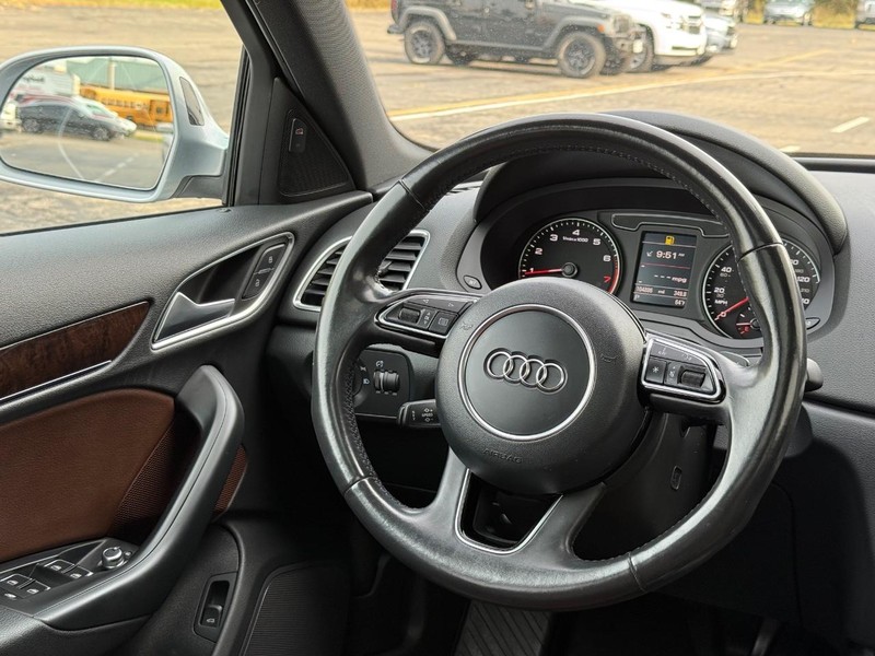 Audi Q3 Vehicle Full-screen Gallery Image 13
