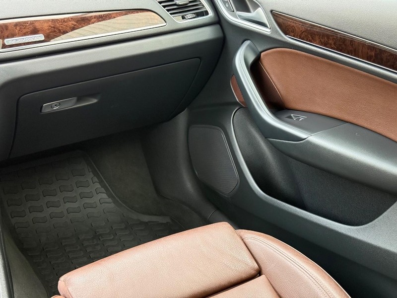 Audi Q3 Vehicle Full-screen Gallery Image 14