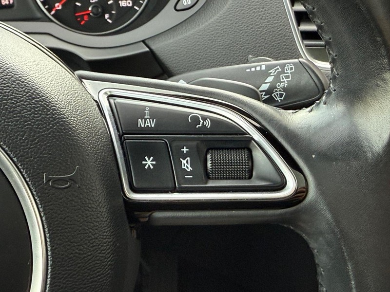 Audi Q3 Vehicle Full-screen Gallery Image 16