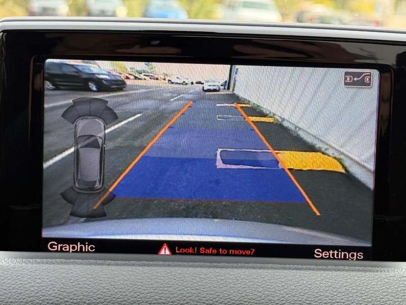 Audi Q3 Vehicle Full-screen Gallery Image 18