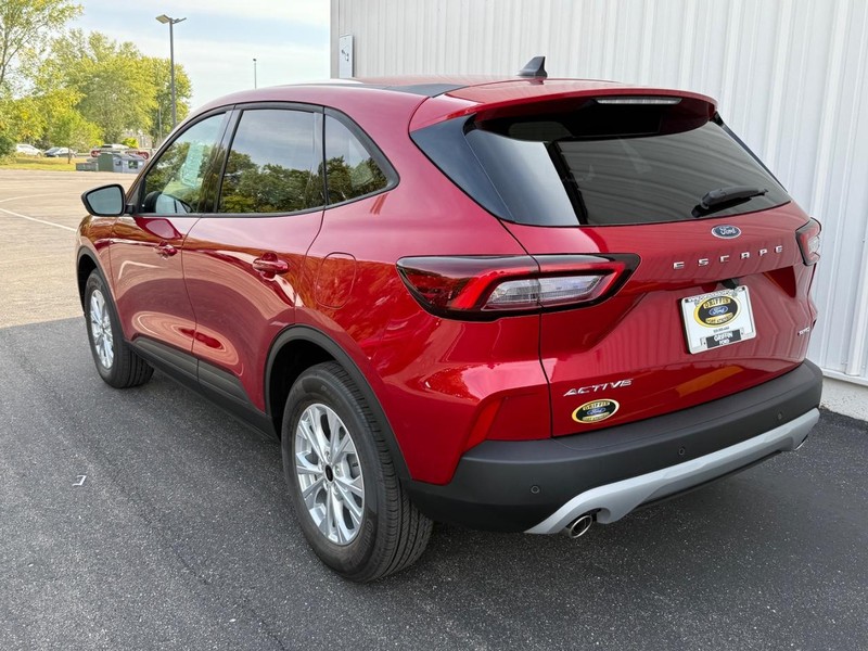 Ford Escape Vehicle Full-screen Gallery Image 3