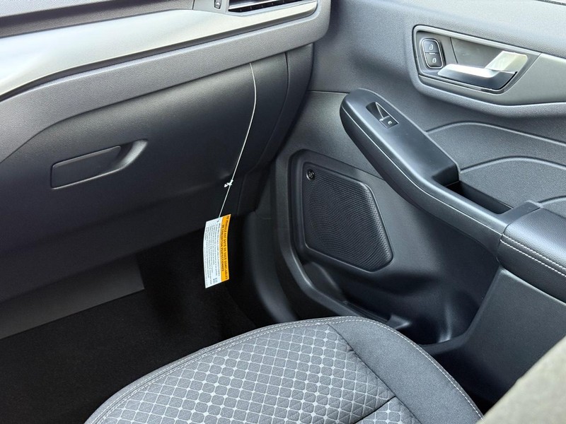 Ford Escape Vehicle Full-screen Gallery Image 10