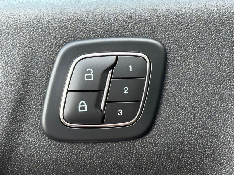 Ford Escape Vehicle Full-screen Gallery Image 11