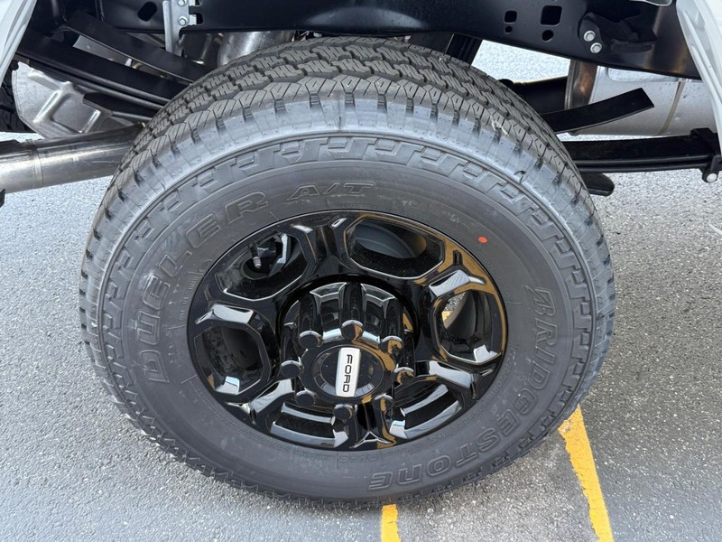 Ford Super Duty F-250 SRW Vehicle Full-screen Gallery Image 4
