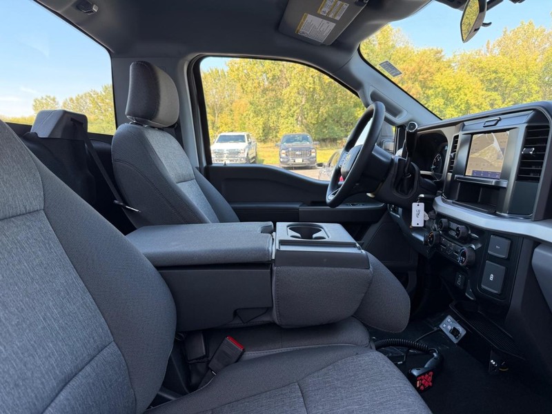 Ford Super Duty F-250 SRW Vehicle Full-screen Gallery Image 5