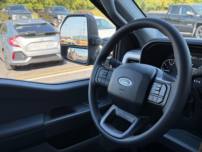 Ford Super Duty F-250 SRW Vehicle Full-screen Gallery Image 8