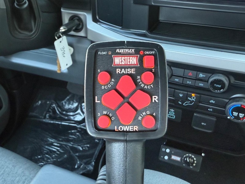 Ford Super Duty F-250 SRW Vehicle Full-screen Gallery Image 9