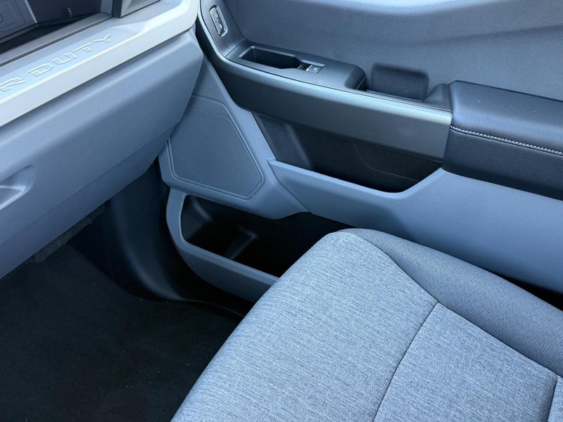 Ford Super Duty F-250 SRW Vehicle Full-screen Gallery Image 11