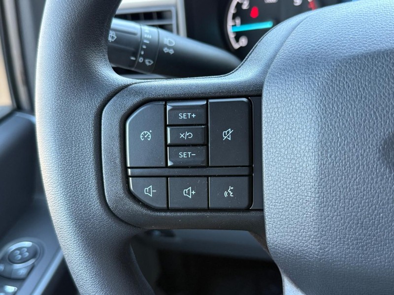 Ford Super Duty F-250 SRW Vehicle Full-screen Gallery Image 12