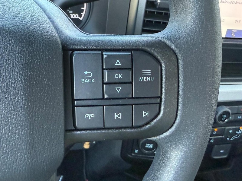 Ford Super Duty F-250 SRW Vehicle Full-screen Gallery Image 13