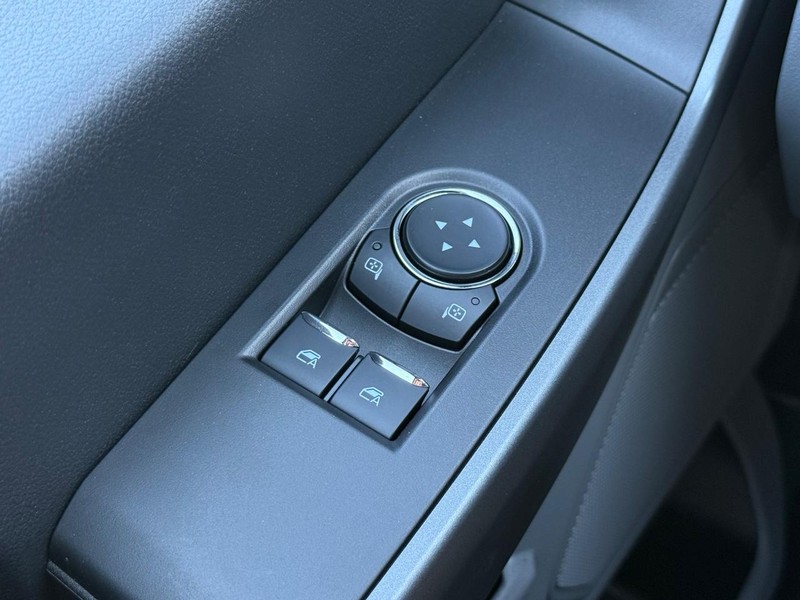 Ford Super Duty F-250 SRW Vehicle Full-screen Gallery Image 15