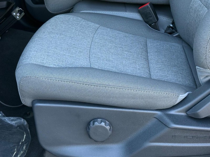 Ford Super Duty F-250 SRW Vehicle Full-screen Gallery Image 16