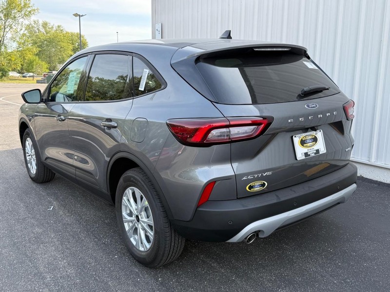 Ford Escape Vehicle Full-screen Gallery Image 3