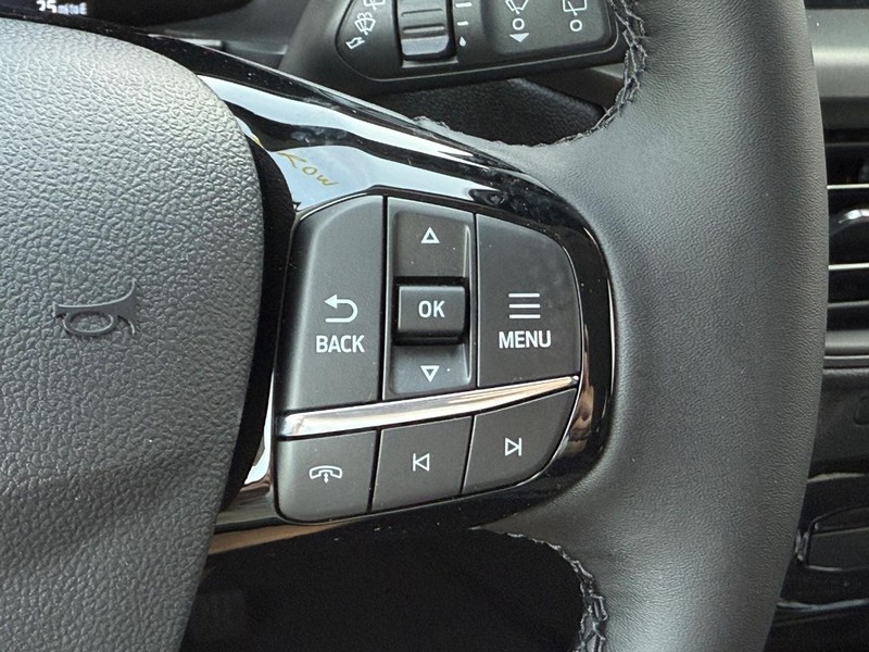 Ford Escape Vehicle Full-screen Gallery Image 12