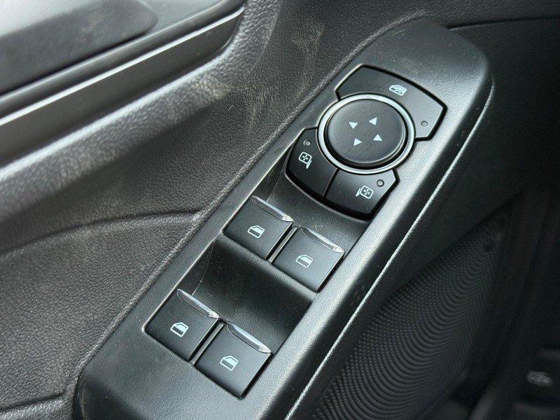 Ford Escape Vehicle Full-screen Gallery Image 15