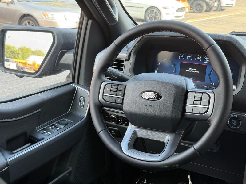 Ford F-150 Vehicle Full-screen Gallery Image 9