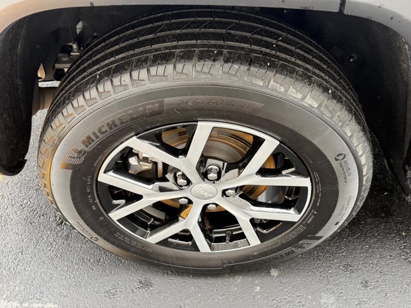 Jeep Grand Cherokee L Vehicle Full-screen Gallery Image 7