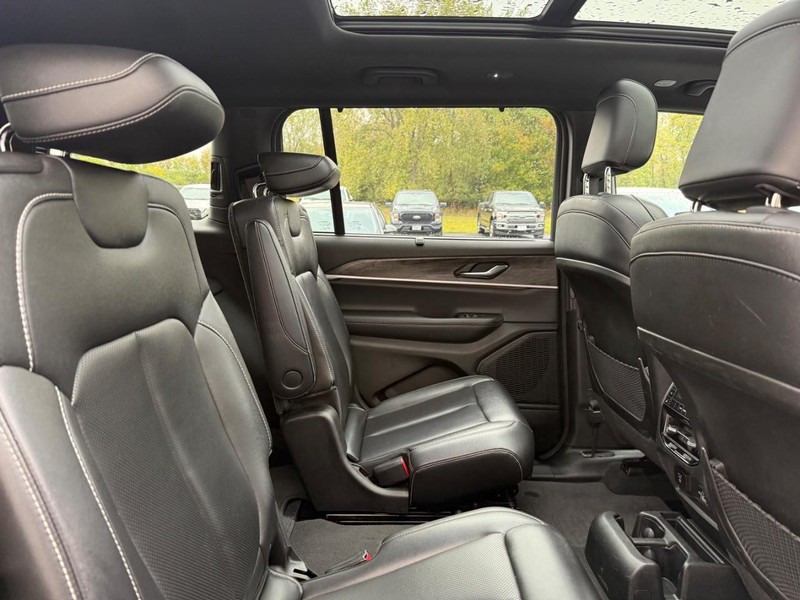 Jeep Grand Cherokee L Vehicle Full-screen Gallery Image 9