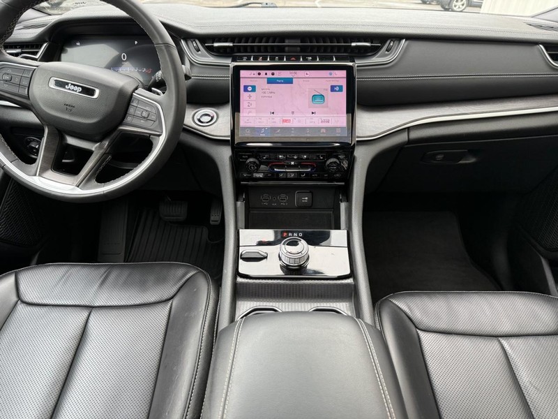 Jeep Grand Cherokee L Vehicle Full-screen Gallery Image 11