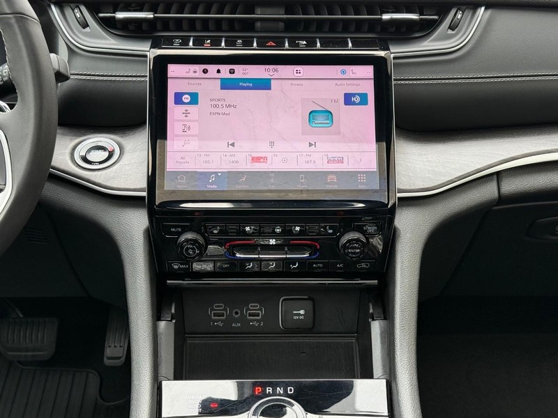 Jeep Grand Cherokee L Vehicle Full-screen Gallery Image 12