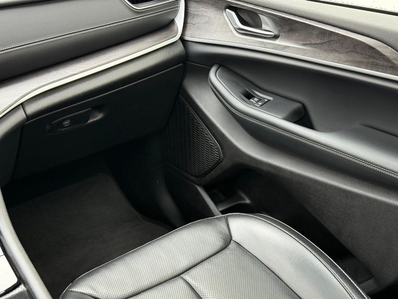 Jeep Grand Cherokee L Vehicle Full-screen Gallery Image 15