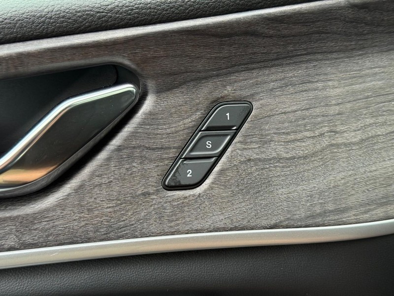 Jeep Grand Cherokee L Vehicle Full-screen Gallery Image 16