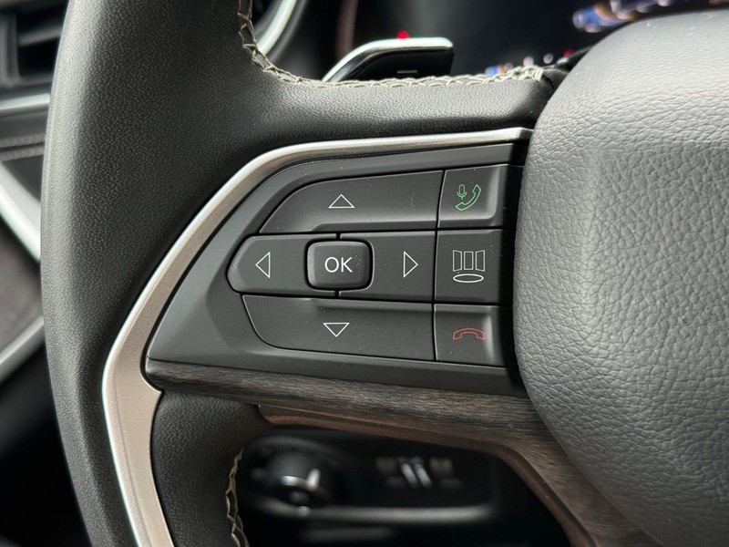 Jeep Grand Cherokee L Vehicle Full-screen Gallery Image 17