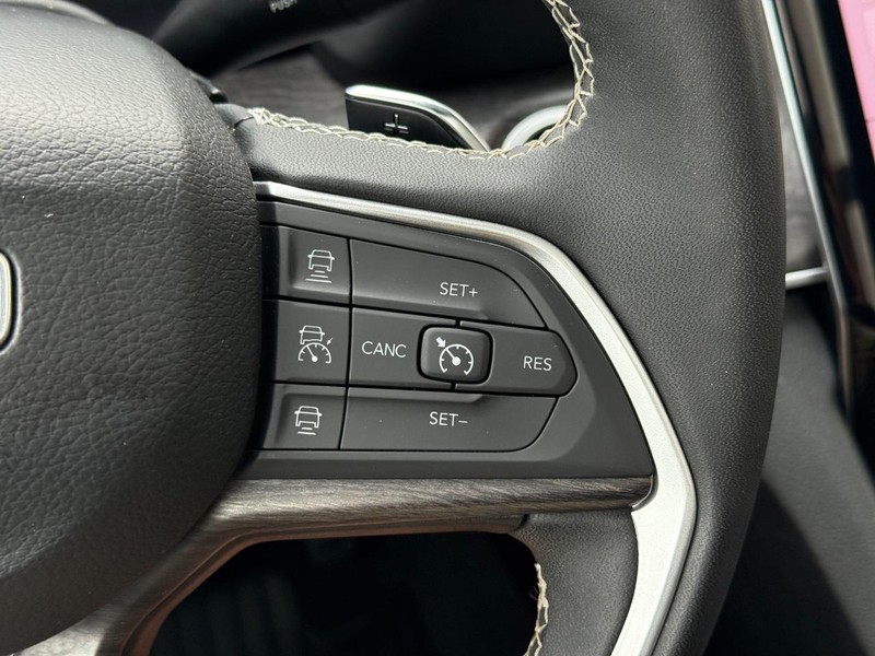 Jeep Grand Cherokee L Vehicle Full-screen Gallery Image 18