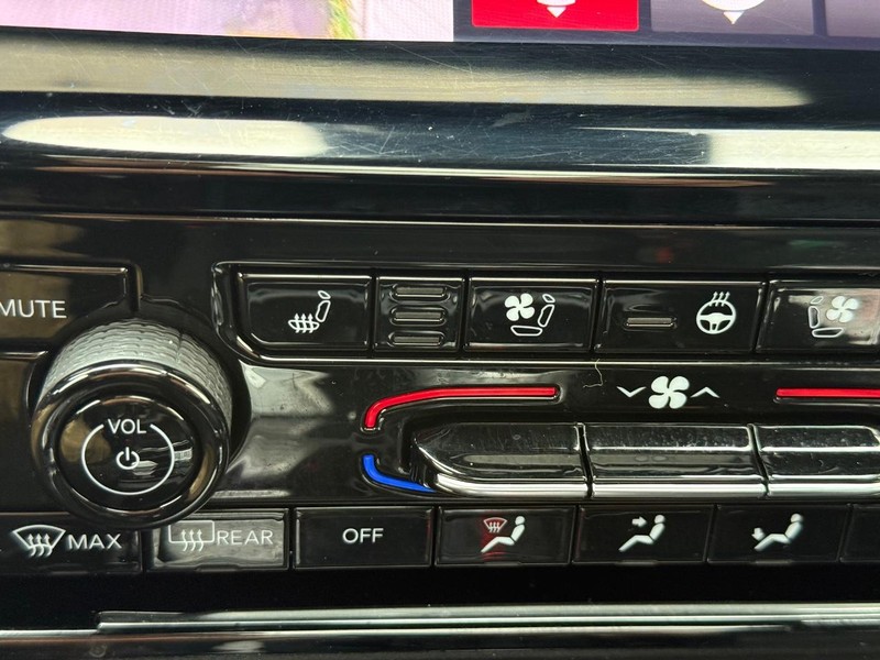 Jeep Grand Cherokee L Vehicle Full-screen Gallery Image 21