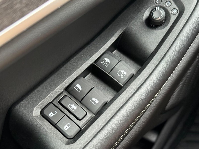 Jeep Grand Cherokee L Vehicle Full-screen Gallery Image 22