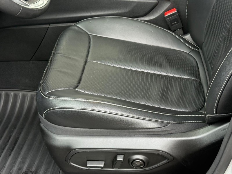 Jeep Grand Cherokee L Vehicle Full-screen Gallery Image 23