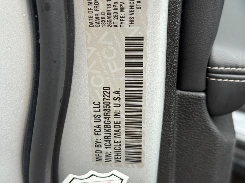 Jeep Grand Cherokee L Vehicle Full-screen Gallery Image 24