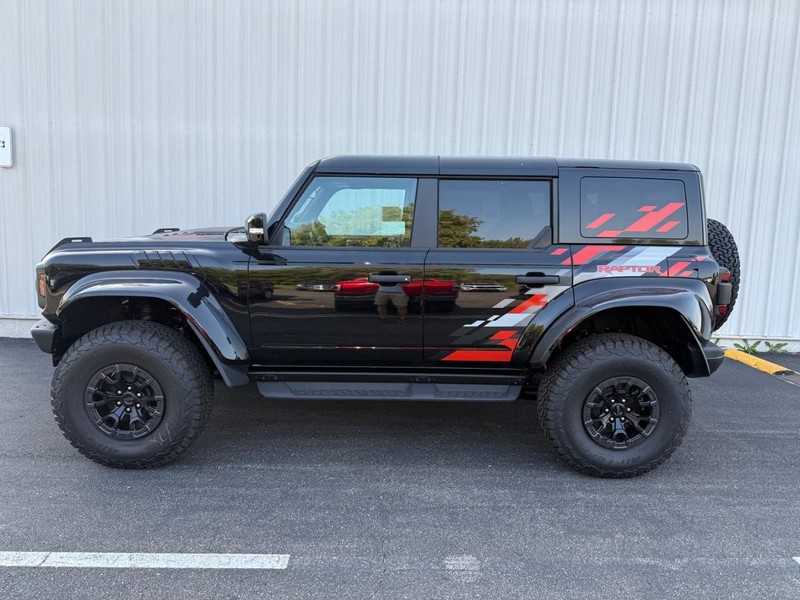 Ford Bronco Vehicle Full-screen Gallery Image 2