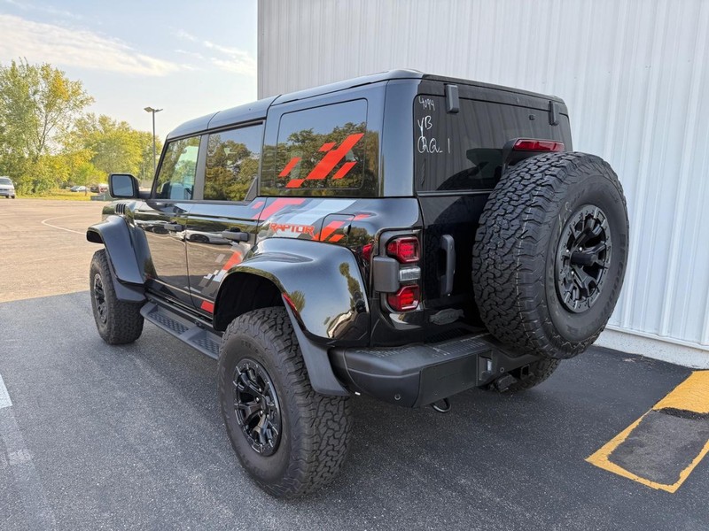 Ford Bronco Vehicle Full-screen Gallery Image 3