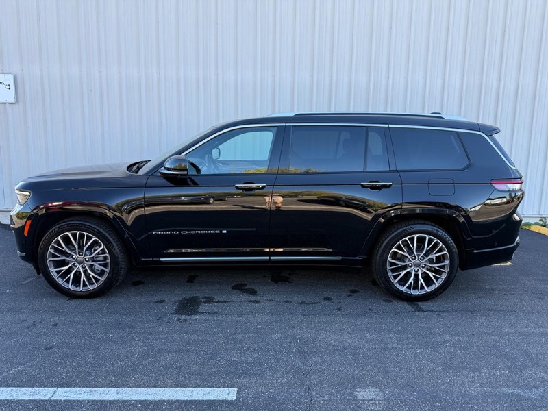 Jeep Grand Cherokee L Vehicle Full-screen Gallery Image 2