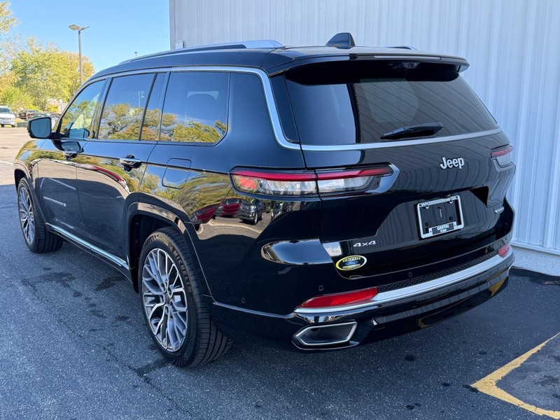Jeep Grand Cherokee L Vehicle Full-screen Gallery Image 3