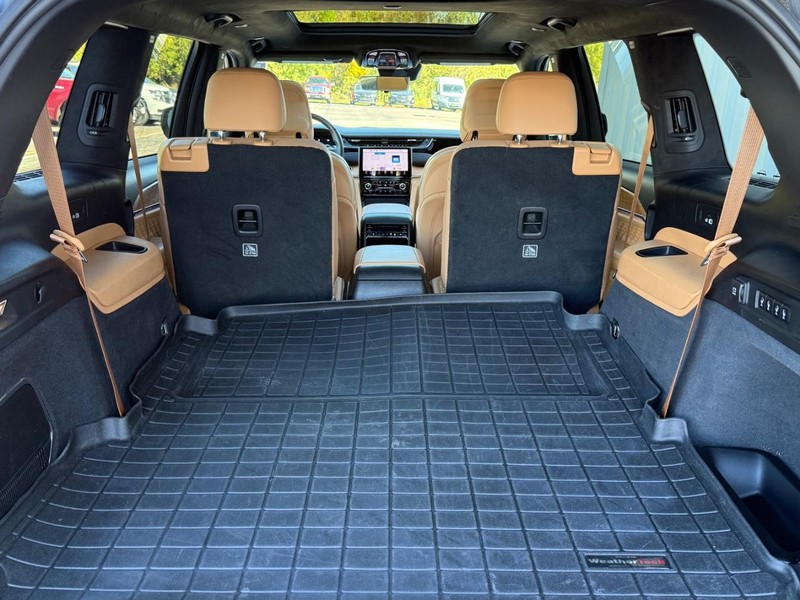 Jeep Grand Cherokee L Vehicle Full-screen Gallery Image 5