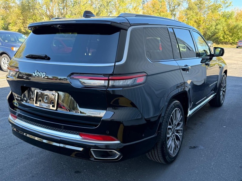 Jeep Grand Cherokee L Vehicle Full-screen Gallery Image 6