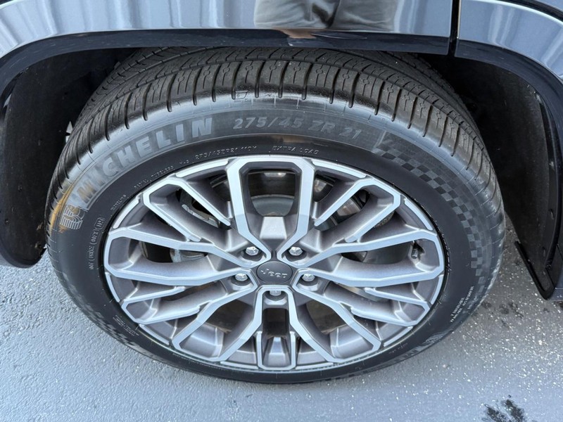 Jeep Grand Cherokee L Vehicle Full-screen Gallery Image 7